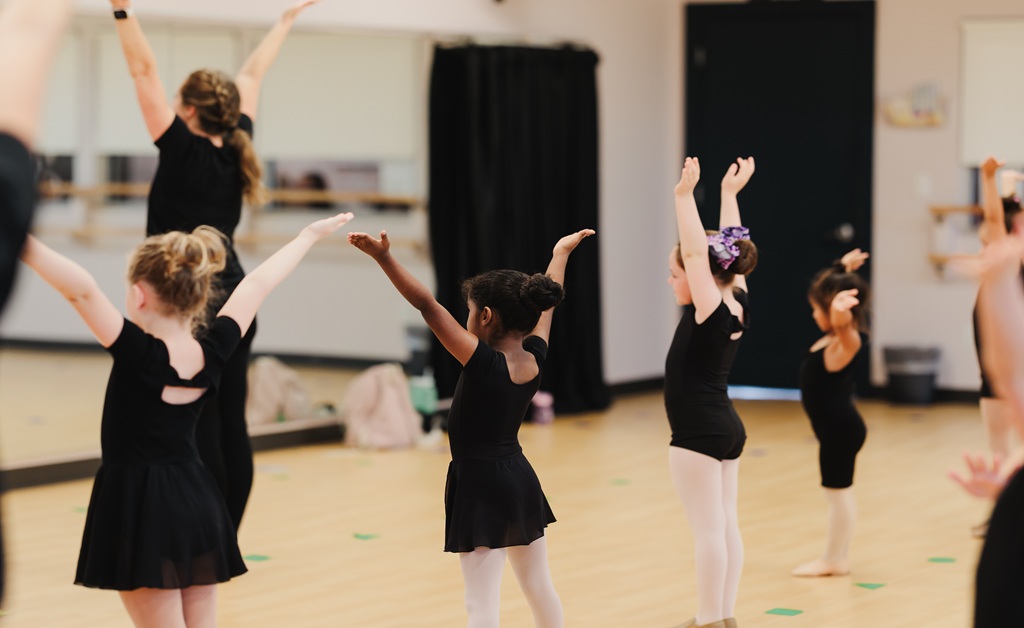children learning jazz dance moves