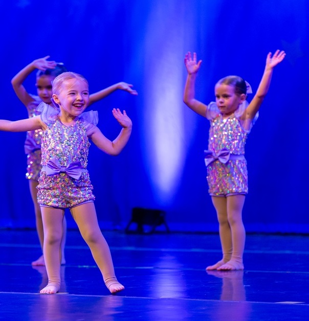 children practicing hip hop dance